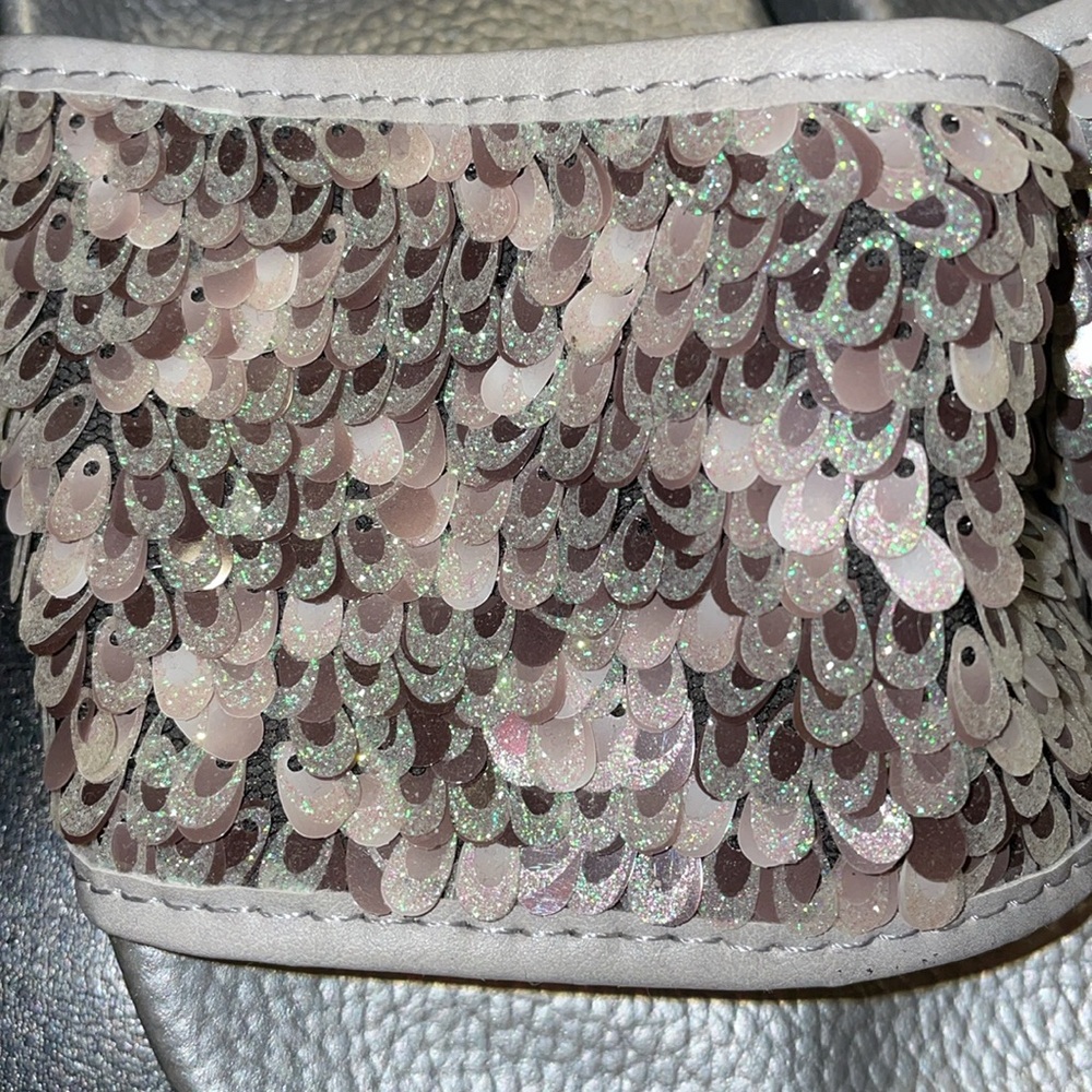 NWOT Slippers sandals Wanted
Size 9 NEW no tags